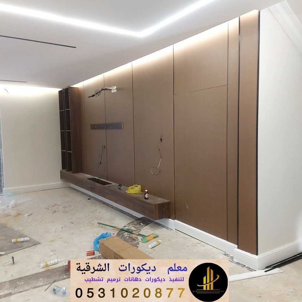 إضافة إضاءة (Strip Light) بين فواصل بديل الشيبورد لتصميم حوائط مضيئة وجذابة